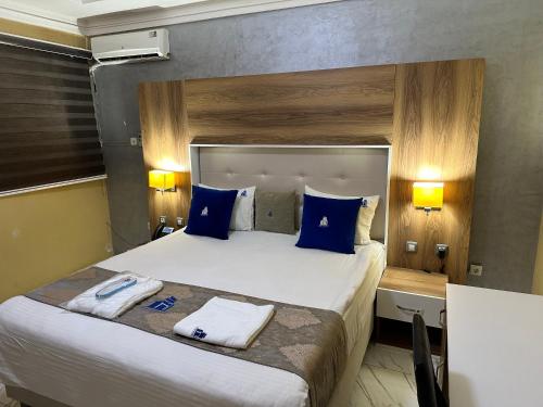 努瓦迪布Hôtel Esma Nouadhibou的酒店客房配有一张带蓝色枕头的大床