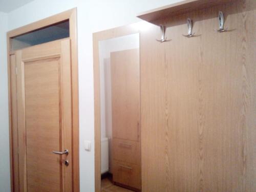 萨拉热窝Apartmani Aeredrom的带门和镜子的衣柜