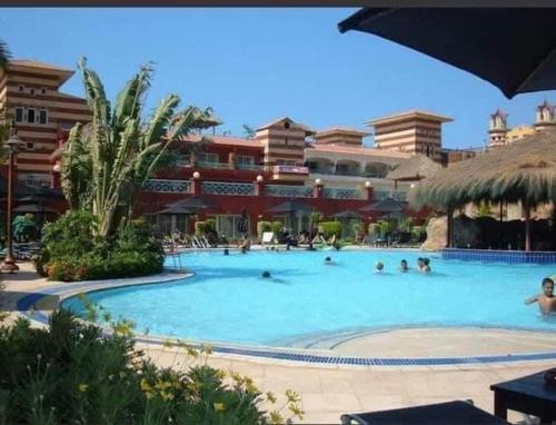 阿莱曼فندق و سبا بورتو مارينا的和度假村内的人一起使用的游泳池