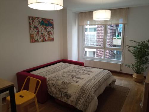 阿维莱斯Bonito Apartamento en Aviles的一间卧室设有一张床和一个窗口