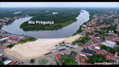 巴雷里尼亚斯Pousada La Duna Lençóis Maranhenses的河的空中景色,没有窥探者的话