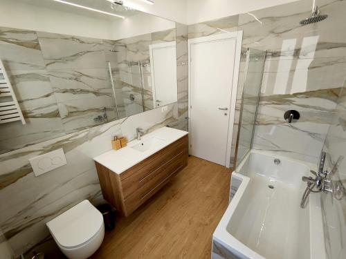 奥尔比亚Attico Vespucci Luxury Penthouse的一间带水槽、卫生间和淋浴的浴室