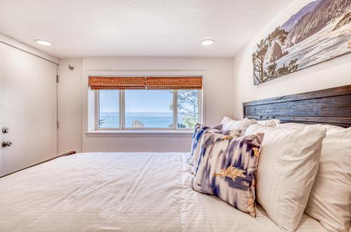 欧申赛德Oceanside Skies的一间卧室设有一张大床和一个窗户。