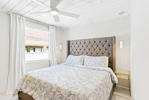 圣徒皮特海滩Beachside Retreat W Heated Pool的一间卧室配有一张床和吊扇