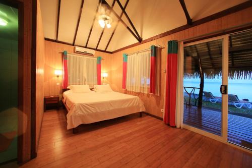 阿瓦托鲁Raira Lagon的一间卧室配有一张床,享有海景