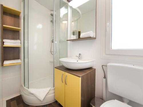密德维亚Modern chalet with two bathrooms, 9 km south of Opatija的一间带水槽和淋浴的浴室