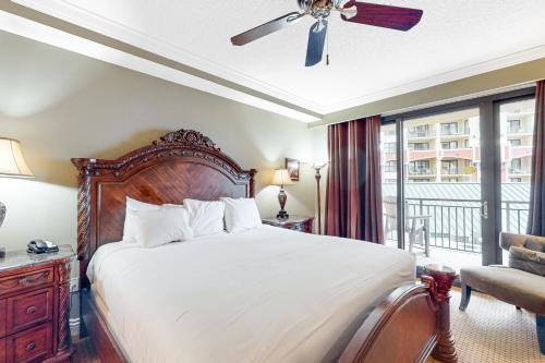 德斯坦Emerald Grande W621的一间带大床的卧室和一个阳台