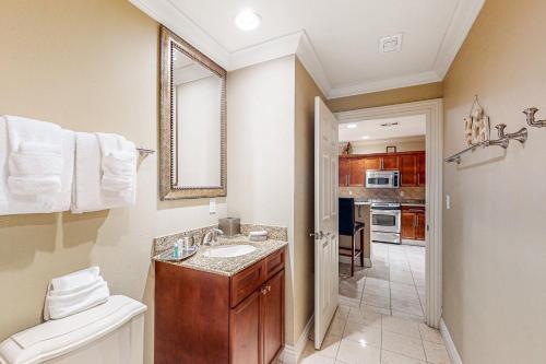 德斯坦Emerald Grande W621的客房内设有带水槽和卫生间的浴室