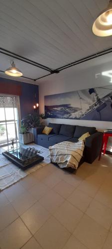 波萨达斯Departamento confortable的客厅配有双层床和沙发。