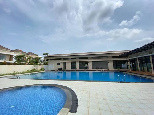SengkuangMonde Residence H12 Batam Centre的大楼前的大型游泳池
