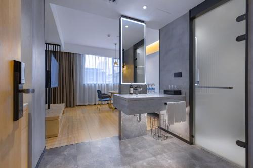 温州途客中国酒店（温州汽车南站店）的一间带水槽和镜子的浴室