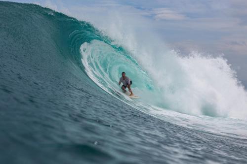 WainapalKrui Surfing的海浪冲浪的人