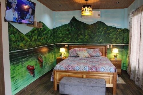 圣卡洛斯Casa Cabaña En San Carlos Panamá的一间卧室配有一张壁画床