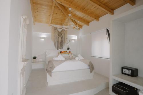 卡利斯托斯MIRAMAR KARYSTOS的一间白色客房内的床铺卧室