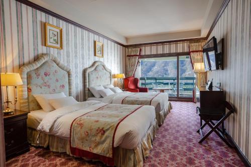 束草市KensingtonHotel Seorak的酒店客房设有两张床和一个阳台。