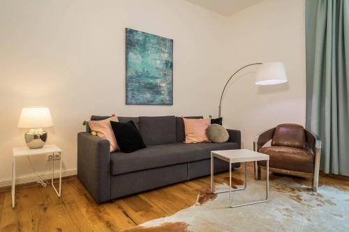林道Insel Chalet Lindau的客厅配有灰色的沙发和椅子