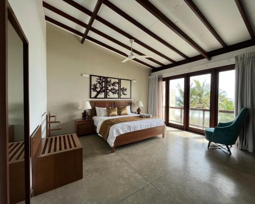 PamunugamaDriftwood Villa的一间卧室设有一张床和一个大窗户