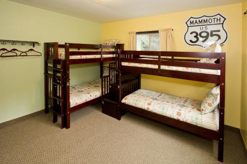 马姆莫斯湖现代旅舍的客房内的2套双层床