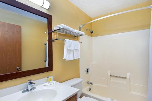 萨默塞特萨默塞特郡速8酒店的一间带水槽、卫生间和镜子的浴室