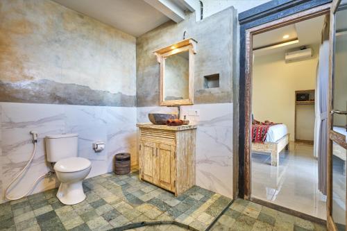 艾湄湾Arungan Villas的一间带卫生间和水槽的浴室