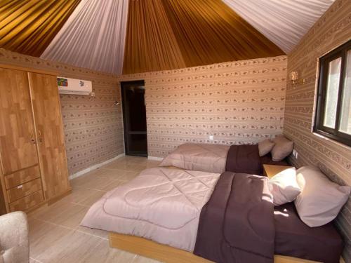 瓦迪拉姆Desert Moon Camp的一间卧室,配有两张床