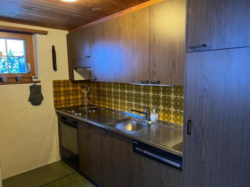 UrmeinHaus Maran的一个带水槽和窗户的小厨房