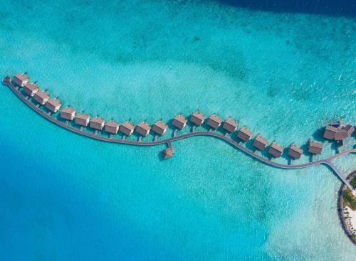 南马累环礁SAii Lagoon Maldives, Curio Collection By Hilton的海洋度假胜地的空中景观