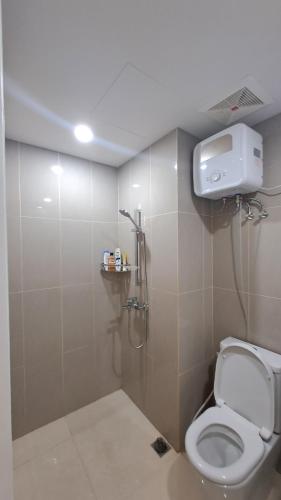 秾莎The Nove Apartment Junior Penthouse - Studio Type的一间带卫生间和淋浴间的浴室