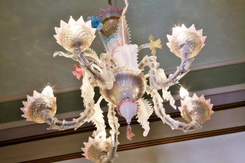 多洛里斯特朗特公爵别墅酒店 的吊灯挂在天花板上,上面有贝壳