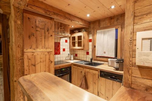 拉克吕萨La Ferme du Var的厨房配有木制橱柜和台面