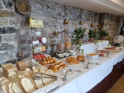 索托德尔瓦尔科马格达莱纳宫殿酒店的餐桌上的自助面包和糕点