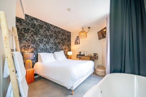 巴黎La Finca Hôtel & Spa的卧室配有白色大床和绿色窗帘