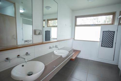 阿波罗湾YHA Apollo Bay Eco的白色的浴室设有水槽和镜子