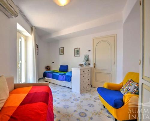 普莱伊亚诺Villino Blu的一间带两张床和一张沙发的卧室