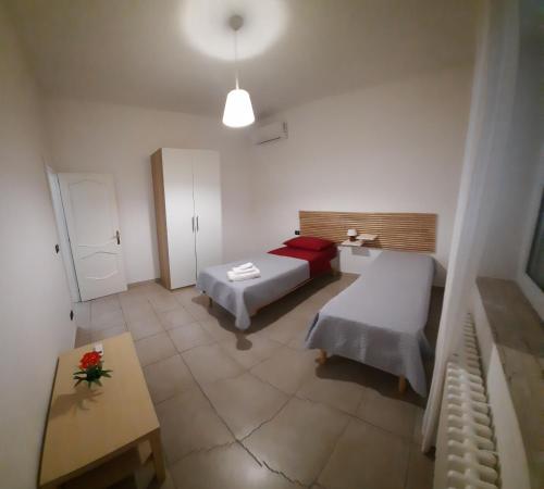 莱波拉诺Villa Marisol的酒店客房设有两张床和一张桌子。