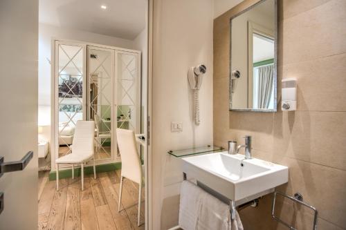 罗马罗马和平酒店的一间带水槽和镜子的浴室