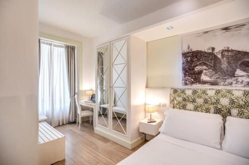 罗马罗马和平酒店的一间卧室配有一张床、一张书桌和一个窗户。