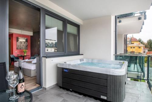 萨尔瓦尔Onyx Luxury的带浴缸和窗户的大浴室