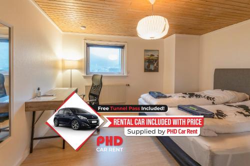瑟沃格Pouls Airport Guesthouse - RENTAL CAR INCLUDED的一间卧室,配有一张床和一张桌子上的汽车