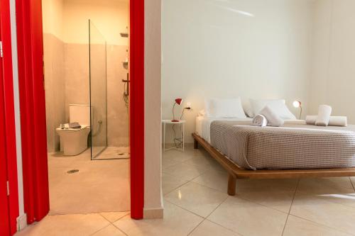 斯基亚索斯镇Mondrian Guest House的一间带大床的卧室和一间浴室