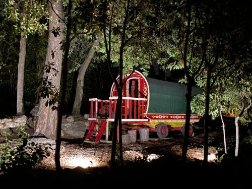 穆然Les roulottes de Bayama - logement insolite avec jacuzzi的玩具火车坐在森林里