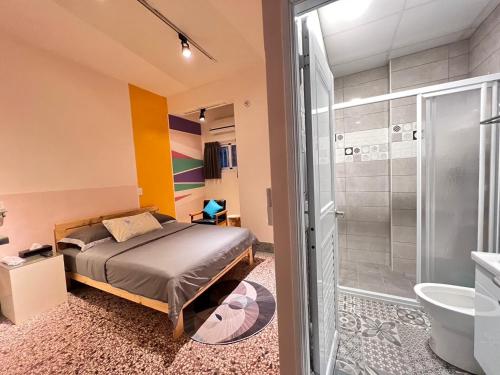 北港镇177北港馆民宿的一间卧室配有一张床和淋浴