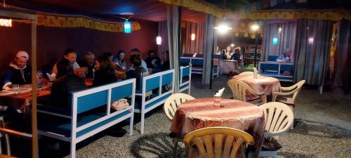列城曼陀可令花园餐厅旅馆的一群坐在餐厅桌子上的人