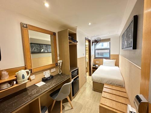 伦敦欧游者快捷酒店（大象&城堡）的配有一张床和一张书桌的酒店客房