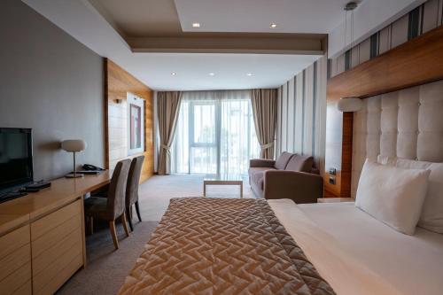 诺维萨德加尔尼中心酒店的酒店客房设有一张大床和一台电视。