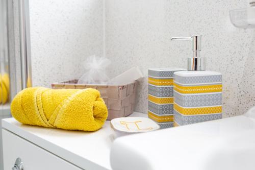邓弗姆林Bothwell Court Apartments的浴室设有水槽,在台面上配有黄毛巾