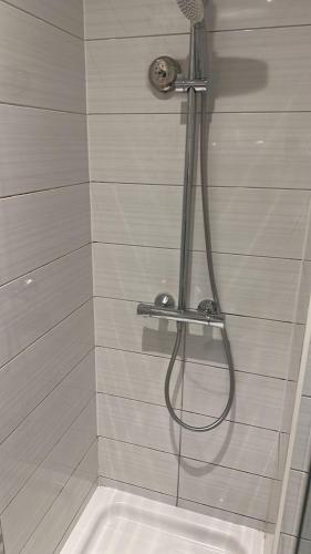 迪拜Perfect Stay Dubai的浴室内配有淋浴和头顶淋浴