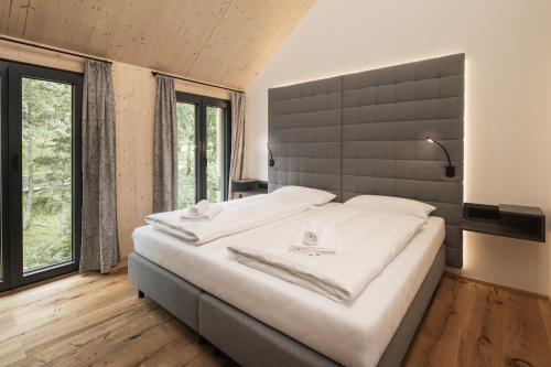 毛特恩多夫Rest Apartments & Suiten的一间卧室设有一张大床和一个大窗户