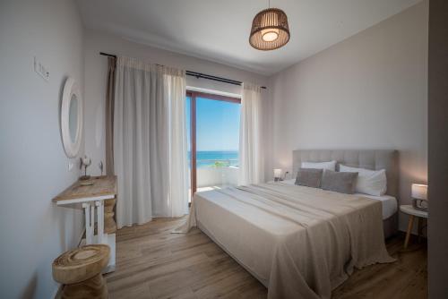 阿凯松Kavo Seaside Luxury Apartment的一间卧室设有一张大床,享有海景