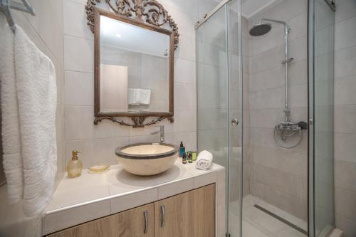 阿凯松Kavo Seaside Luxury Apartment的一间带水槽和淋浴的浴室